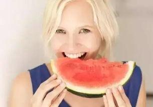 孕妇创意吃瓜照片图